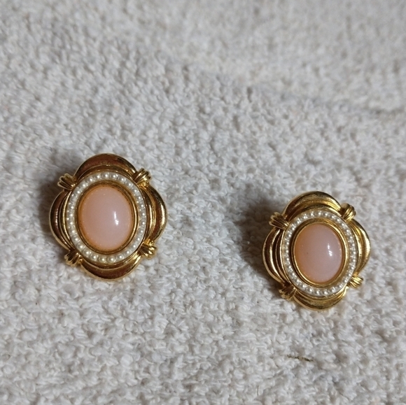 Goldtone pink faux pearl 🦪 post earrings - Picture 1 of 3